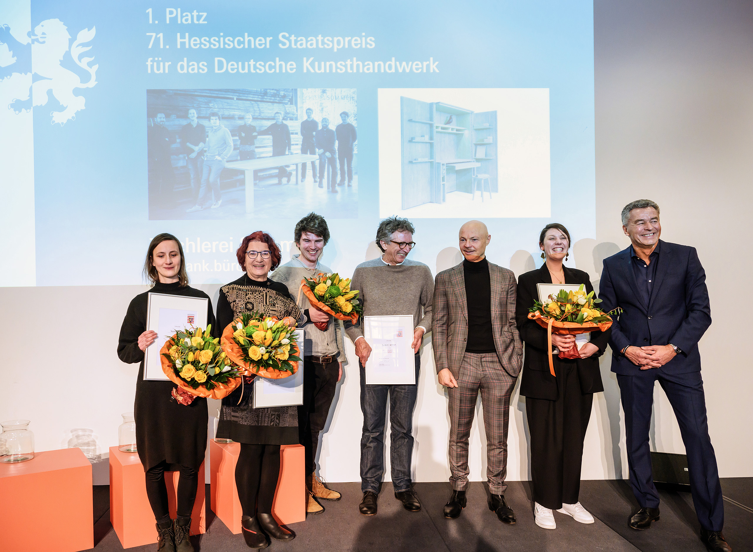 Die Verleihung des Hessischen Staatspreises für das Deutsche Kunsthandwerk im Rahmen der Ambiente 2023 (v.l.n.r.): Karen Häcker (3. Platz), Heide Nonnenmacher (2. Platz), Franz und Gregor Sommer stellvertretend für die Tischlerei Sommer (1. Platz), Dr. Philipp Nimmermann, Staatssekretär im Hessischen Ministerium für Wirtschaft, Energie, Verkehr und Wohnen, Dagmar Gerke (Förderpreis) und Detlef Braun, Geschäftsführer der Messe Frankfurt.