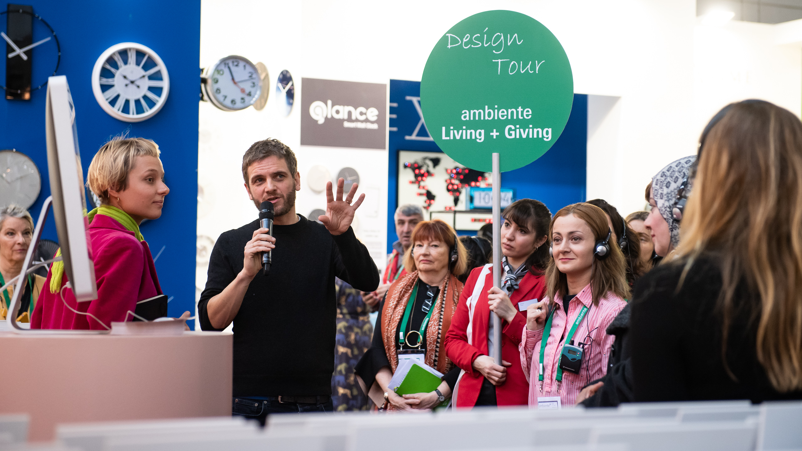 In their tours especially for media representatives, designer Mark Braun guide visitors around Ambiente. Photo: Messe Frankfurt.