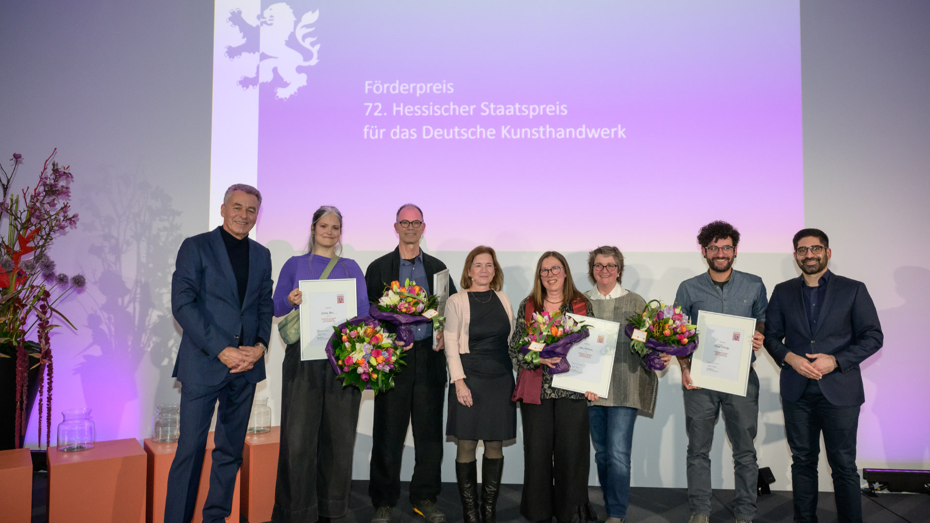 Die Verleihung des Hessischen Staatspreises für das Deutsche Kunsthandwerk im Rahmen der Ambiente 2024 (v.l.n.r.): Detlef Braun, Geschäftsführer der Messe Frankfurt, Emma Brix (Förderpreis), Christoph Leuner (1. Platz), Marianne Kassamba, Bundesverband Kunsthandwerk, Dora Herrmann und Alexnadra Wiechert (3. Platz), Philipp Gröninger (2. Platz), Kaweh Mansoor, Staatssekretär im Hessischen Ministerium für Wirtschaft, Energie, Verkehr und Wohnen und Moderator Stefan Suchaneck. Foto: Messe Frankfurt / Pietro Sutera.