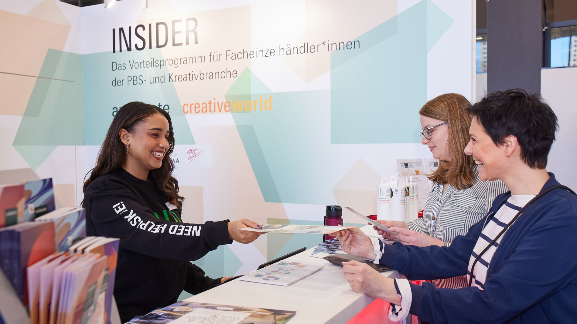 3 Frauen am Counter des Insiders auf der Ambiente und Creativeworld